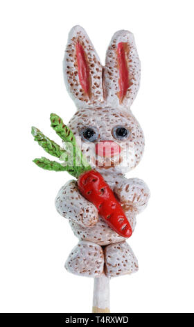 Hausgemachte Ostern Funny Bunny mit Karotte im ländlichen Stil aus rotem Lehm und mit Acryl gemalt. Isolierte Makro studio Shot Stockfoto