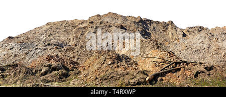 Einen großen langen Hügel von Sand, Lehm und Erde mit Spuren von Räder des Schleppers. Auf weissem Außenaufnahme isoliert Stockfoto