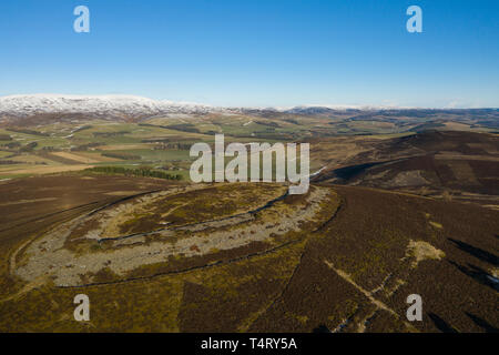 Luftaufnahme des White Caterthun, einer Festung aus der Eisenzeit mit Blick auf Strathmore, Brechin, Angus, Schottland. Stockfoto