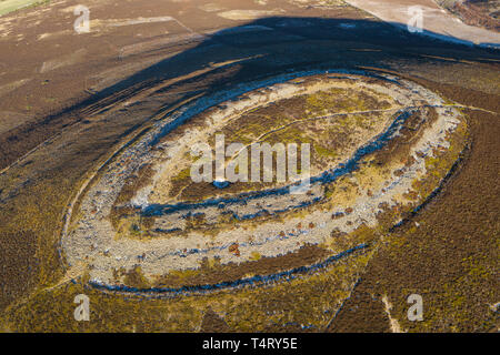 Luftaufnahme des White Caterthun, einer Festung aus der Eisenzeit mit Blick auf Strathmore, Brechin, Angus, Schottland. Stockfoto