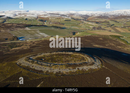 Luftaufnahme des White Caterthun, einer Festung aus der Eisenzeit mit Blick auf Strathmore, Brechin, Angus, Schottland. Stockfoto