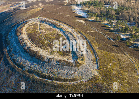 Luftaufnahme des White Caterthun, einer Festung aus der Eisenzeit mit Blick auf Strathmore, Brechin, Angus, Schottland. Stockfoto