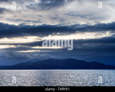 Dunkle Wolken bei Sonnenuntergang über Ziege fiel auf der Insel Arran North Ayrshire, Schottland Stockfoto