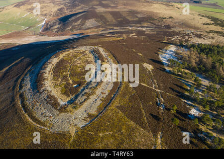 Luftaufnahme des White Caterthun, einer Festung aus der Eisenzeit mit Blick auf Strathmore, Brechin, Angus, Schottland. Stockfoto