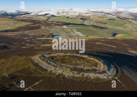 Luftaufnahme des White Caterthun, einer Festung aus der Eisenzeit mit Blick auf Strathmore, Brechin, Angus, Schottland. Stockfoto