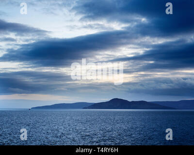 Heilige Insel und die Insel Arran bei Dämmerung aus der Firth of Clyde North Ayrshire, Schottland Stockfoto