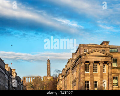 Das National Monument und Nelson Denkmal auf dem Calton Hill von der Princes Street in Edinburgh, Schottland Stockfoto