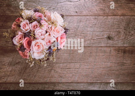 Luxus Strauß roter Rosen in Flower Shop Valentinstag Blumenstrauß aus pastell Rosen Stockfoto