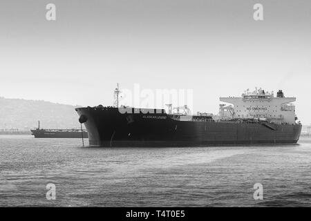 Schwarz-weiß Foto von den riesigen supertanker (Rohöl Tanker), ALASKAN LEGENDE, vor Anker im Hafen von Long Beach, Kalifornien, USA. Stockfoto