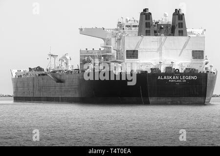 Schwarz-weiß Foto von den riesigen supertanker (Rohöl Tanker), ALASKAN LEGENDE, in den Hafen von Long Beach, Kalifornien, USA verankert. Stockfoto