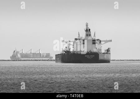 Schwarz-weiß Foto von den riesigen supertanker (Rohöl Tanker), nordischen Raum, in den Hafen von Long Beach, Kalifornien, USA verankert. Stockfoto