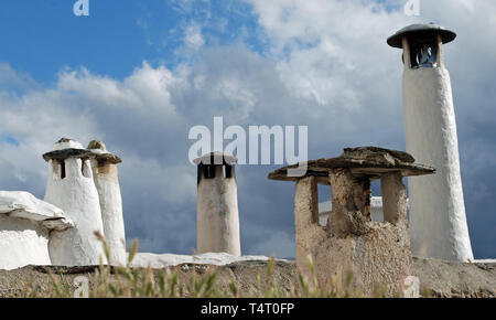 Die berühmten Schornsteine von Capileira in Granada, Andalusien. Die Mountain Village wurde von den Mauren erbaut und behält seinen ursprünglichen Charakter. Stockfoto