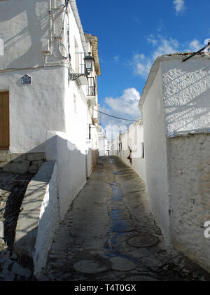 Eine Straße in der historischen Bergdorf Capileira in der La Alpurrara Region der Berge der Sierra Nevada, Granada, Andalusien, Spanien. Stockfoto