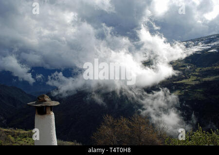 Blick auf Poqueira Schlucht von Dorf Capileira in die Berge der Sierra Nevada in Granada, Spanien. Stockfoto