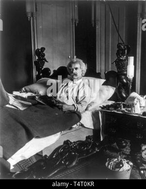 Mark Twain (1835-1910), im Bett liegt, Magazin, 1906 Stockfoto