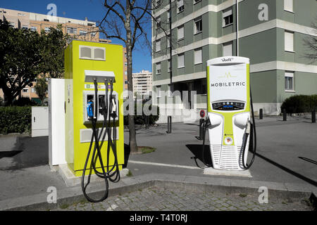 Mobiletric schnelles Auto laden elektrische Kraftstoffpumpe Point Station außerhalb Apartmentgebäude in Avenida da França Porto Portugal Europa EU KATHY DEWITT Stockfoto