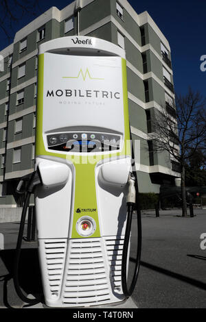 Mobiletric schnelles Auto laden elektrische Kraftstoffpumpe Point Station außerhalb Apartmentgebäude in Avenida da França Porto Portugal Europa EU KATHY DEWITT Stockfoto