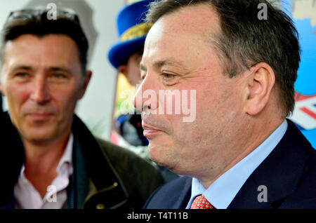Arron Banken - Geschäftsmann und politischen Spender. Mitbegründer der verlassen. EU-Kampagne, mit Gefährten verlassen Mitkämpfer Andy Wigmore (links) vorbei an der Hochschule Stockfoto