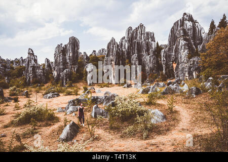 Weibliche Touristen in Stein Wald um Kunming Stockfoto