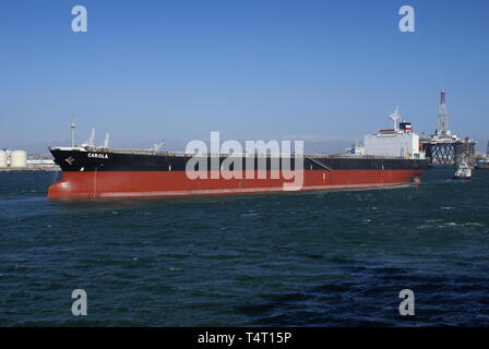 Ein massengutschiff Carola in den Gewässern von Duncan Dock, der Hafen von Kapstadt, Südafrika. Stockfoto