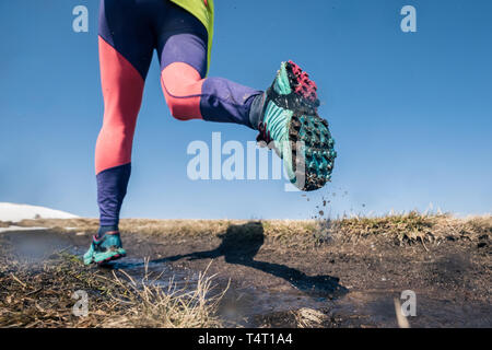 Sport läuft Frau in Cross Country trail laufen. Eine aktive Lebensweise, Rückansicht Stockfoto