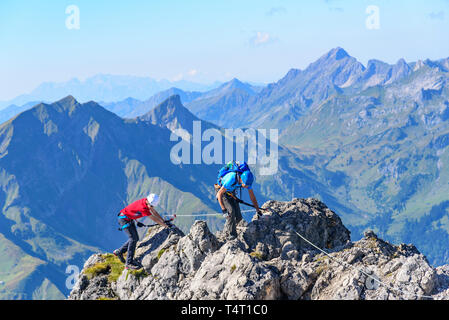 Beeindruckende klettern auf gesichert Klettersteig im Westen Österreichs Stockfoto