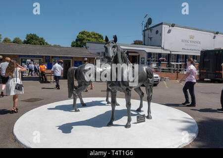 Pferd Skulpturen am Haupteingang des Royal Windsor Racecourse am Renntag, Windsor, Großbritannien. Stockfoto