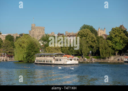 Der runde Turm, das Schloss Windsor aus gesehen am Nordufer der Themse als französischen Brüder tour Boot vorbei. Stockfoto