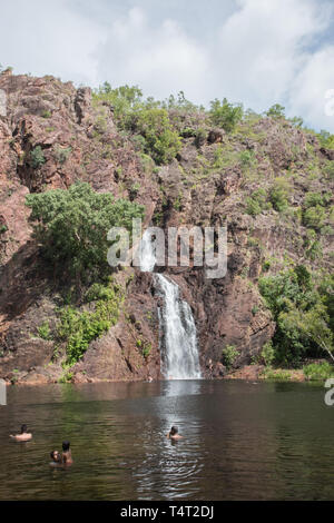 Litchfield, Northern Territory, Australia-December 24,2017: Personen, die eine Reise nach Wangi Falls in abgelegenen Litchfield, Australien Stockfoto