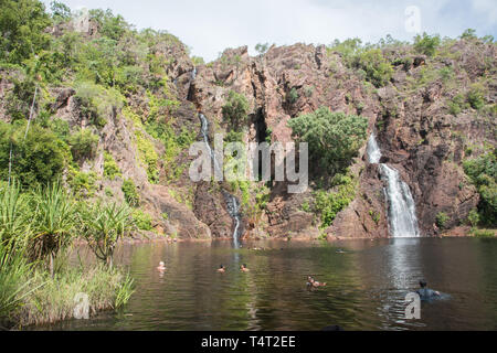 Litchfield, Northern Territory, Australia-December 24,2017: Personen, die eine Reise nach Wangi Falls in abgelegenen Litchfield, Australien Stockfoto