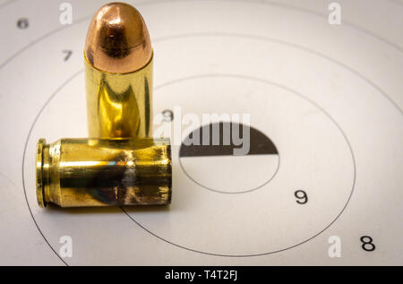 45 AKP-bullet mit einem Target Shooting im Hintergrund Stockfoto