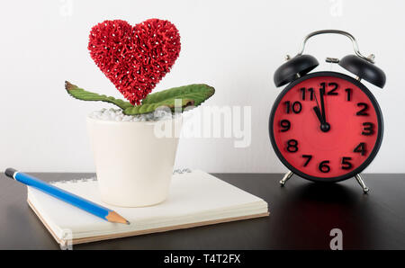 Liebe Tagebuch stroy Schreiben mit Uhr Frist Stockfoto