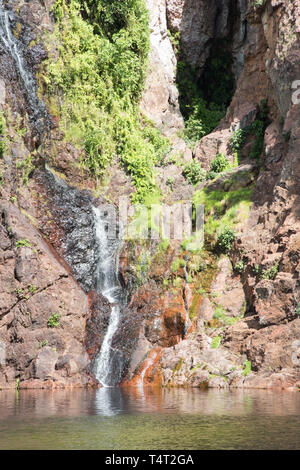 Beeindruckenden Wangi Falls mit natürlichen Fels in den Litchfield National Park im Northern Territory von Australien Stockfoto