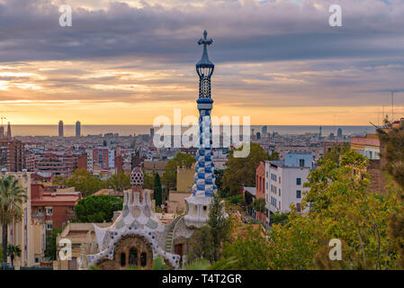 Sonnenaufgang im Park Güell in Barcelona, Spanien Stockfoto