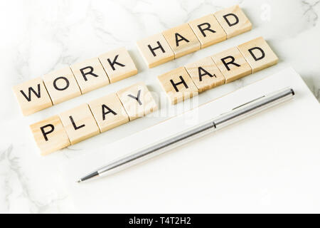 Hart arbeiten, Hart text auf scrabble Holz im Büro Schreibtisch Konzept Stockfoto