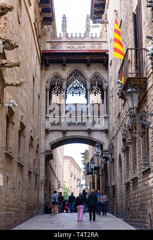 Bishop's Bridge (El Pont del Bisbe) im Gotischen Viertel von Barcelona, Spanien Stockfoto