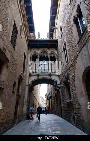 Bishop's Bridge (El Pont del Bisbe) im Gotischen Viertel von Barcelona, Spanien Stockfoto