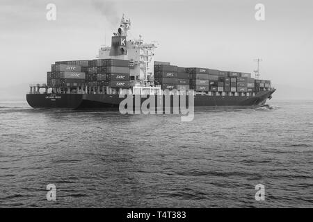 Schwarz-weiß Foto des Containerschiffes, Los Andes Brücke, Eintritt in den Victoria Harbour und Hong Kong. Stockfoto