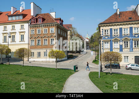 Warschau, Polen. April 2018. Der Panoramablick auf die typischen bunten Häuser der Altstadt Stockfoto