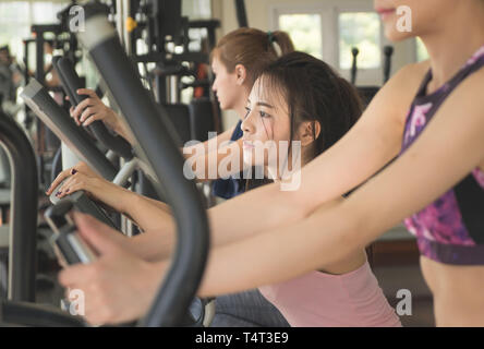 Gruppe von asiatischen Fitness Frau ist im Fitnessraum Stockfoto