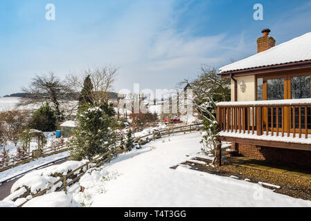 Einen eigenen Garten in Devon abgedeckt im Schnee in den Tiefen des Winters. Stockfoto