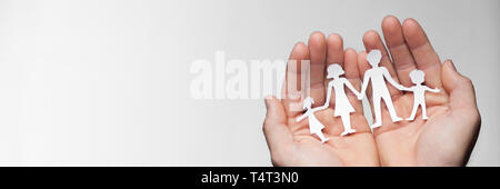 Family Care - Hand, die eine neue Familie. Stockfoto