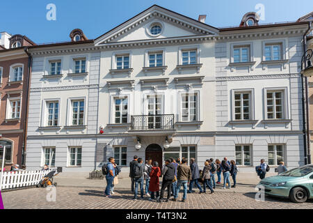 Warschau, Polen. April 2018. Einige Besucher in der Warteschlange vor der Maria Skłodowska-Curie Museum Stockfoto