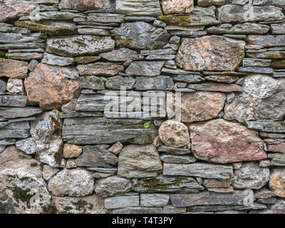 Zufällig stein Wand gelegt. Metapher planlos, eneven, unregelmäßig, Variable, Stockfoto