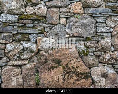 Zufällig stein Wand gelegt. Metapher planlos, eneven, unregelmäßig, Variable, Stockfoto