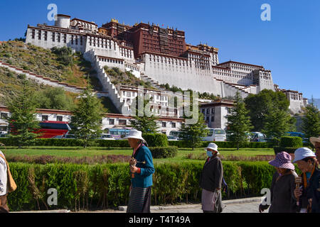 Pilger des tibetischen Buddhismus vor der Potala Palast in Lhasa, Tibet Stockfoto