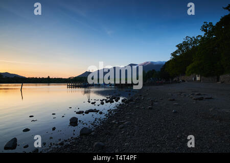 Derwent Water nach Sonnenuntergang, der Lake District, Cumbria Stockfoto