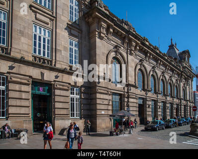 Der historische Bahnhof São Bento in Porto, Portugal, ist bekannt für seine klassische Fassade und die inneren Azulejo-Fliesen, die an einem sonnigen Tag zu sehen sind Stockfoto