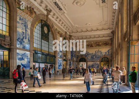 Historischer Bahnhof São Bento in Porto, Portugal, bekannt für seine klassische Fassade und die Innenverkleidungen von Azulejo Stockfoto