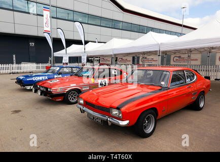 Ford Capri's auf Anzeige in der Internationalen Paddock, Teil von der 50-Jahr-Feier im Jahr 2019 Silverstone Classic Media Day Stockfoto